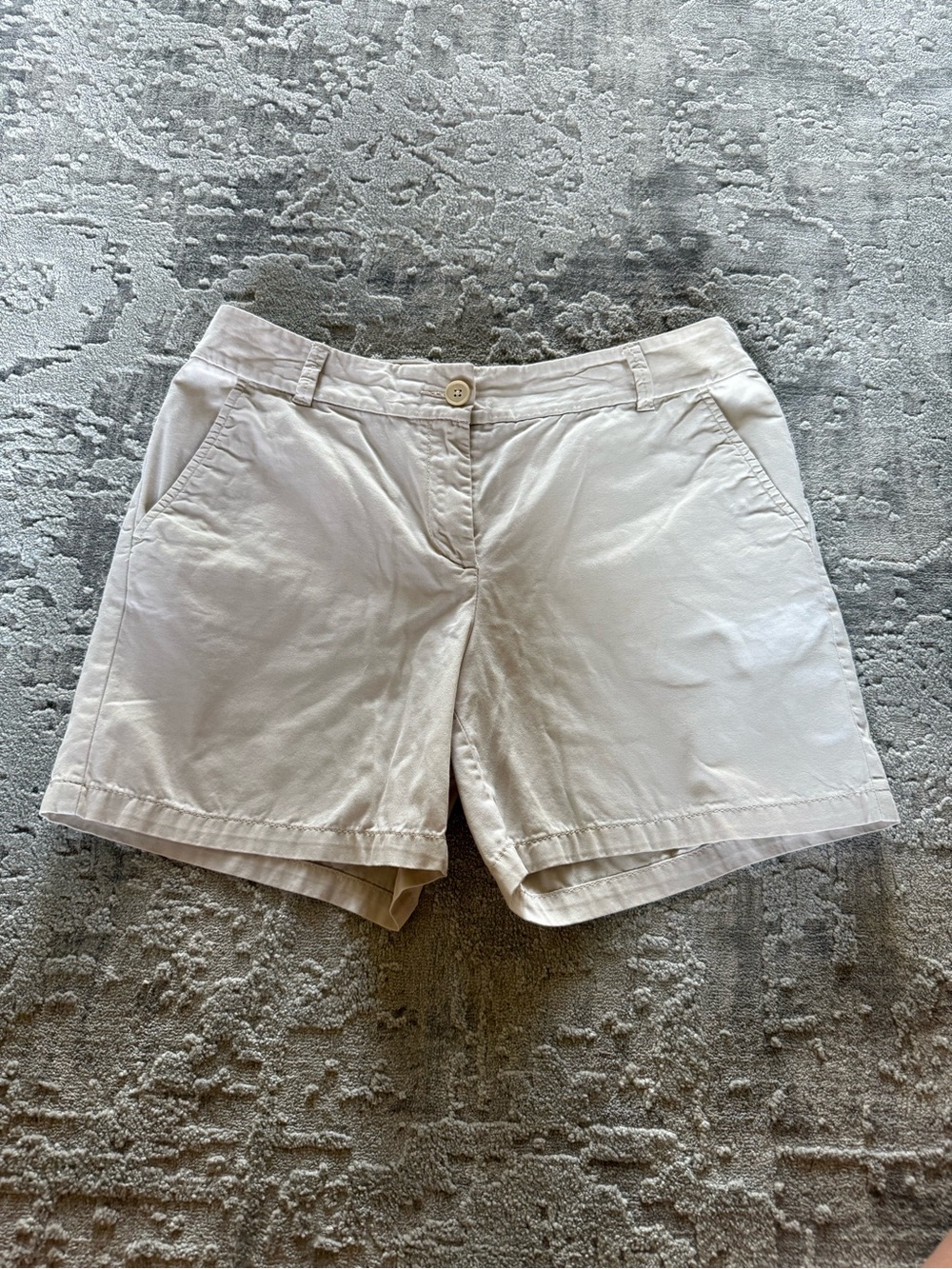 Loft Women's Classic Mid-Rise 6” Cream Cotton Shorts size 8
